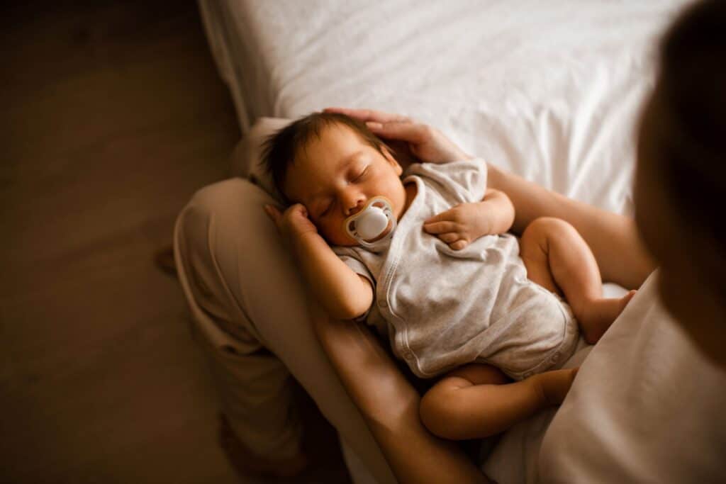 Nourrisson dans les bras de son parent